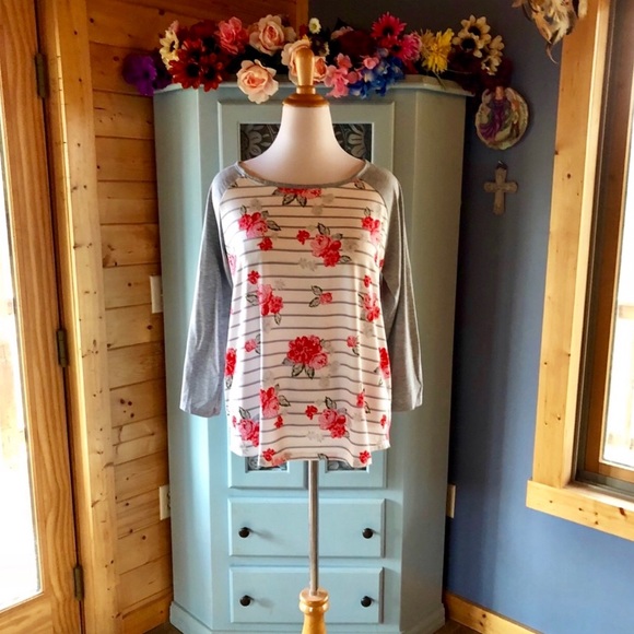 Boutique Tops - Beautiful Blouse. Brand NEW w/Tags!!
